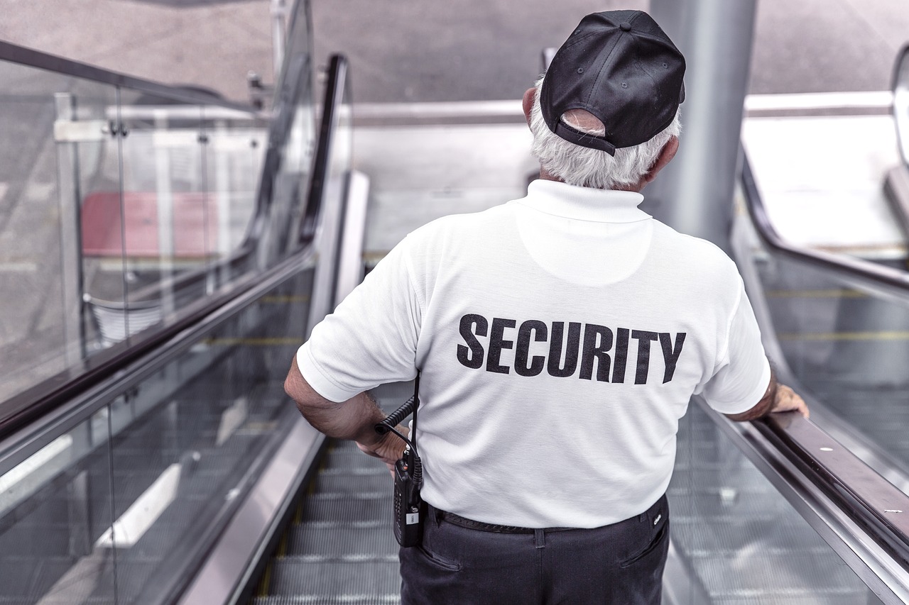 Práce security ve firmě.